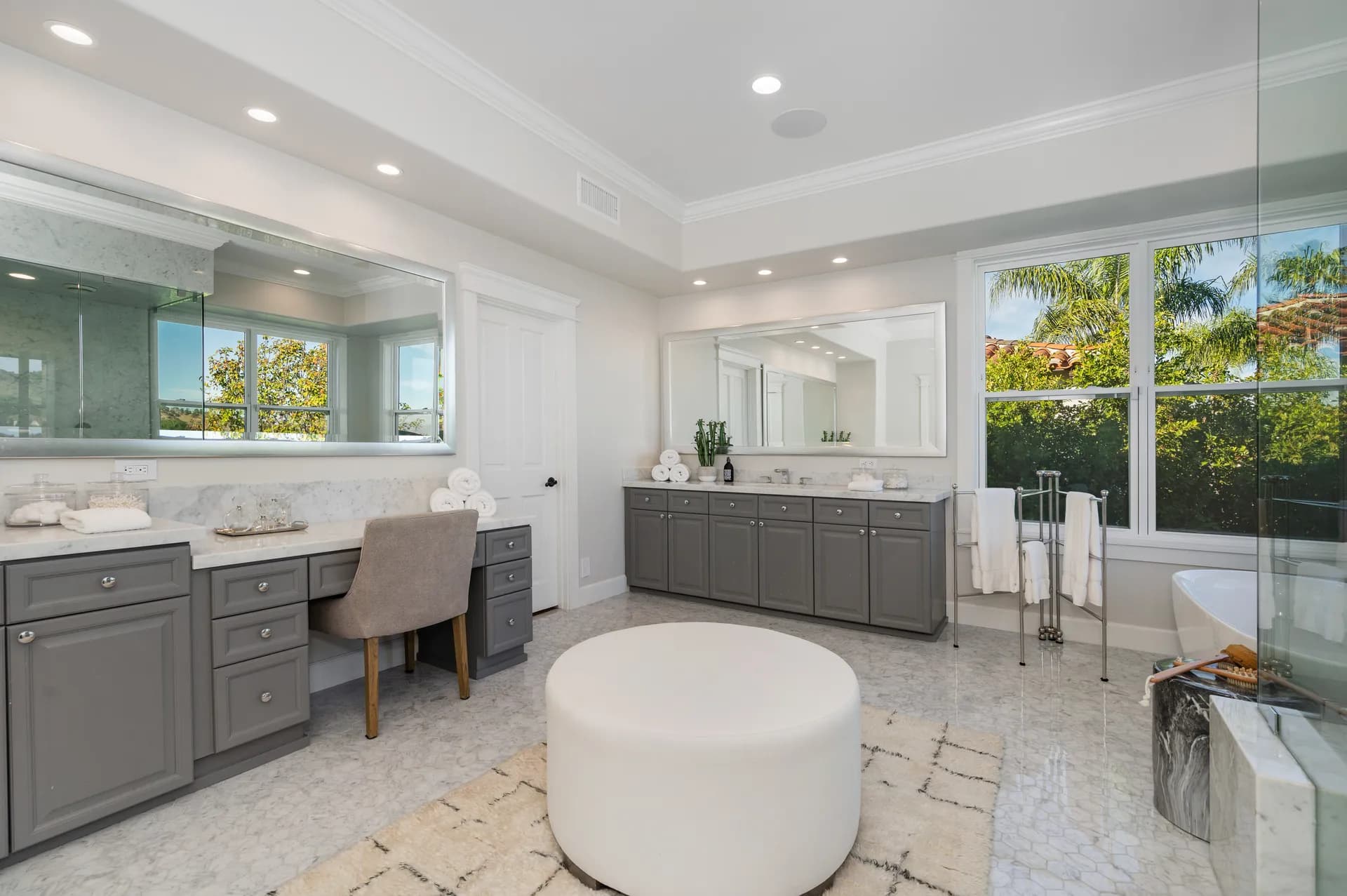 Bathroom with bathtub and mirror