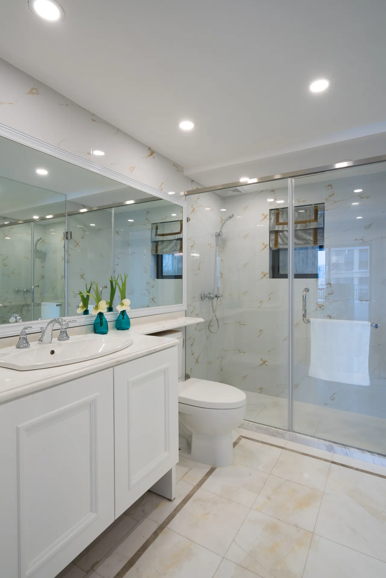 Beautifully decorated modern bathroom